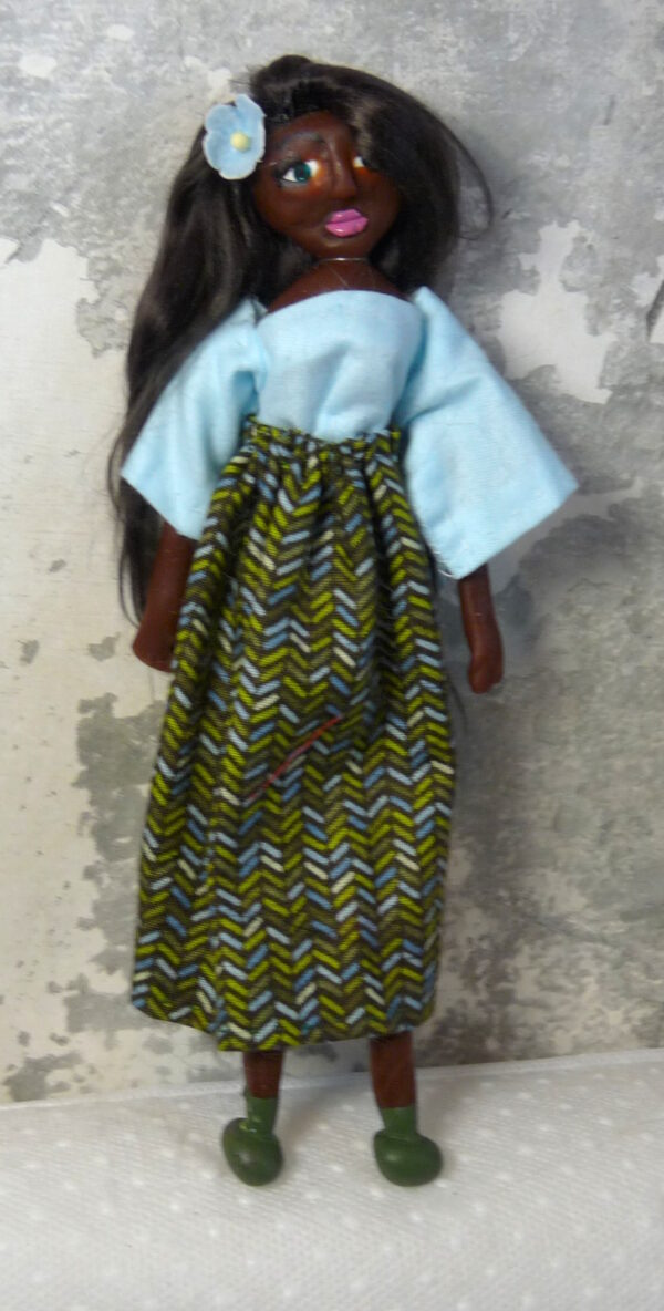 Aicha - Doll with blue and green dress - Image 2