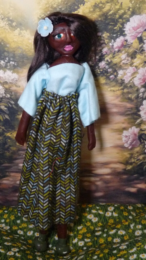 Aicha - Doll with blue and green dress - Image 2