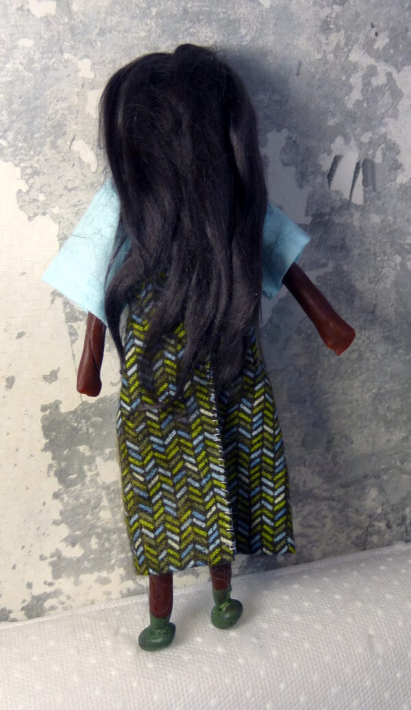 Aicha - Doll with blue and green dress - Image 3