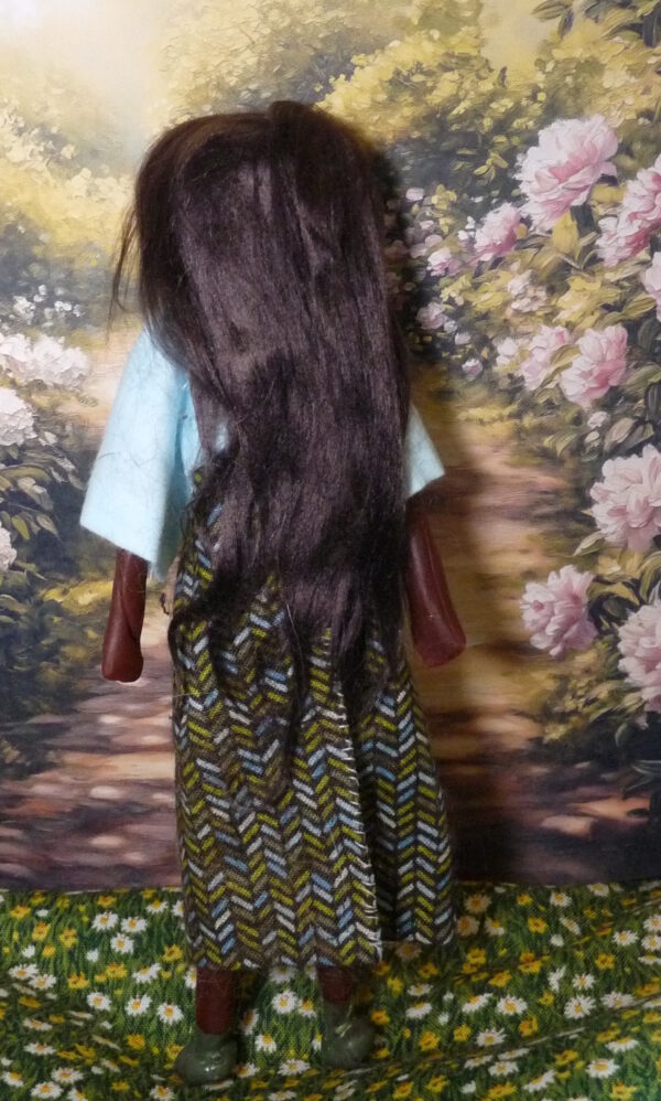 Aicha - Doll with blue and green dress - Image 3