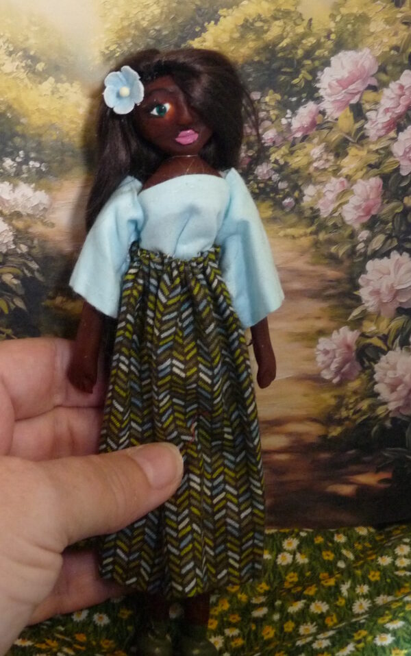 Aicha - Doll with blue and green dress - Image 4