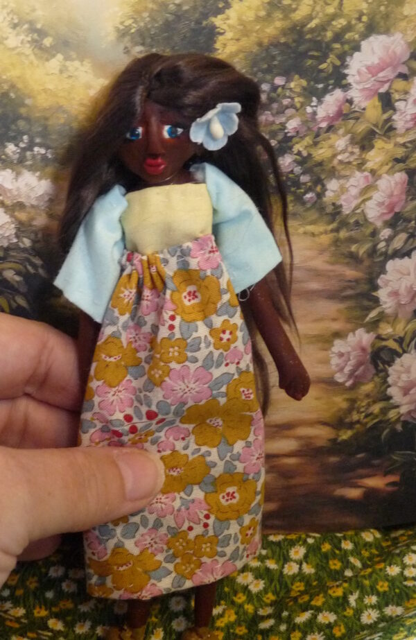 Chloe - Doll with blue and yellow dress - Image 4