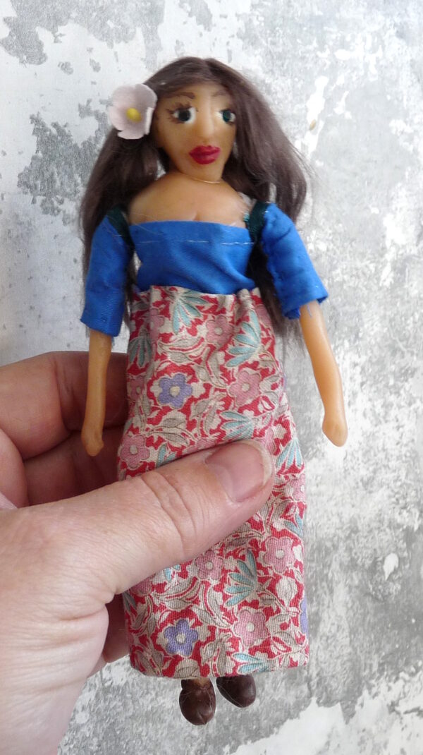 Cornelia - Doll with brown hair and flowery dress - Image 2