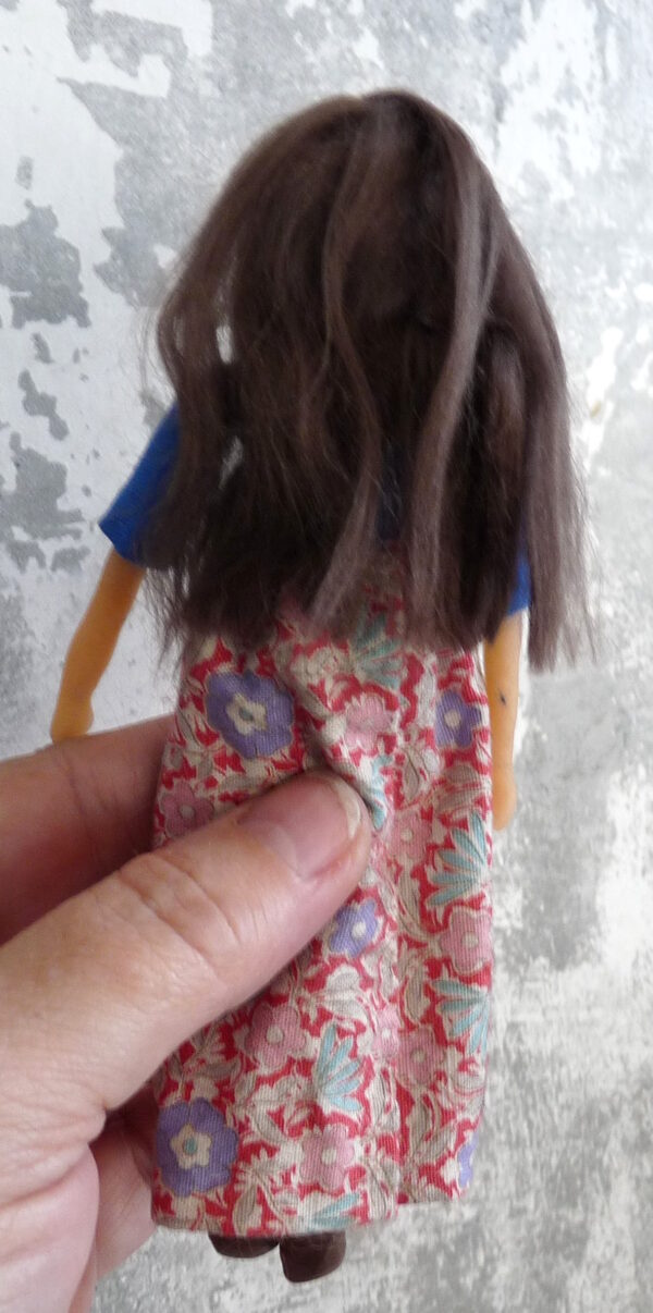 Cornelia - Doll with brown hair and flowery dress - Image 3