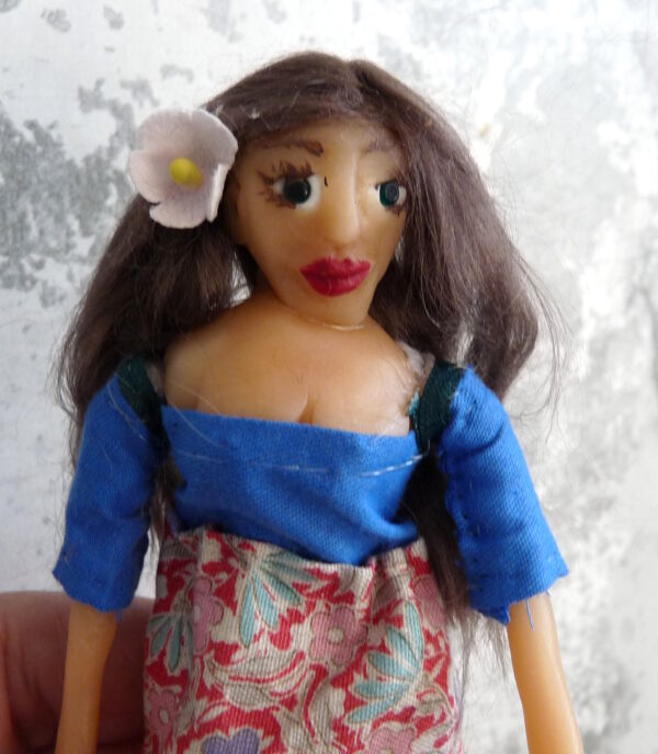 Cornelia - Doll with brown hair and flowery dress