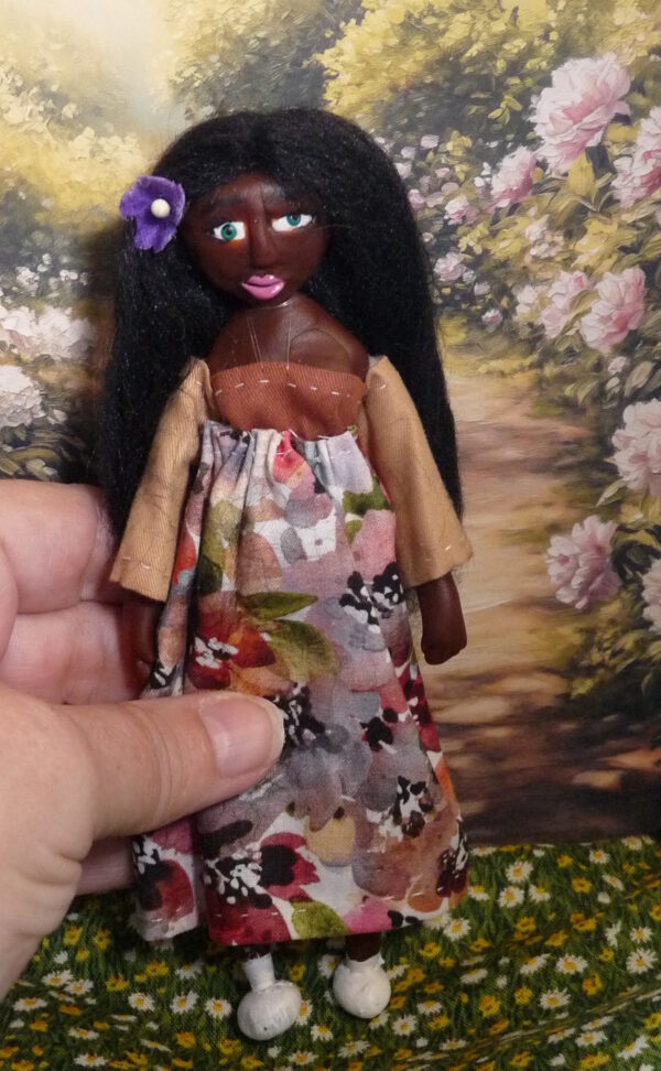 Fanny - Doll with flowery dress and purple rose - Image 4