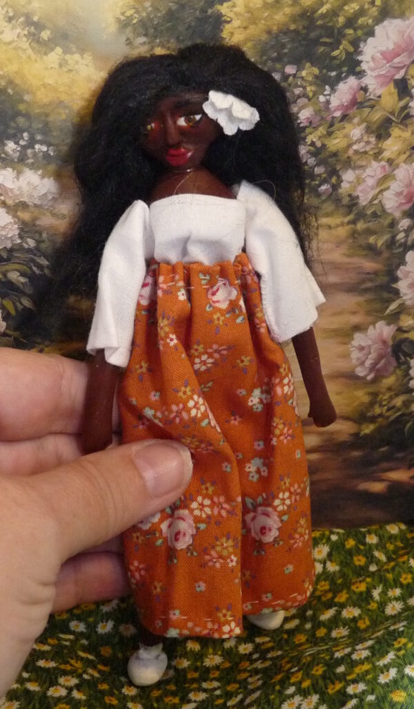 Hedda - Doll with white and orange dress - Image 4