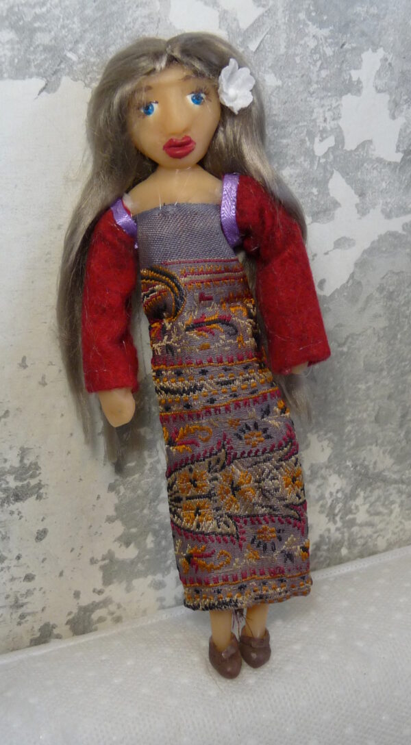 Julia - Doll with smokey blonde hair and reddish dress - Image 3