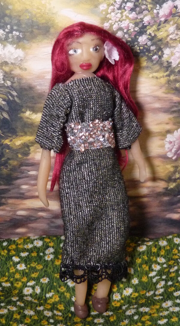 Lara - Doll with golden dress - Image 2