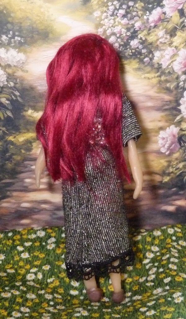 Lara - Doll with golden dress - Image 3