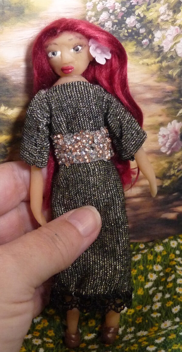 Lara - Doll with golden dress - Image 4