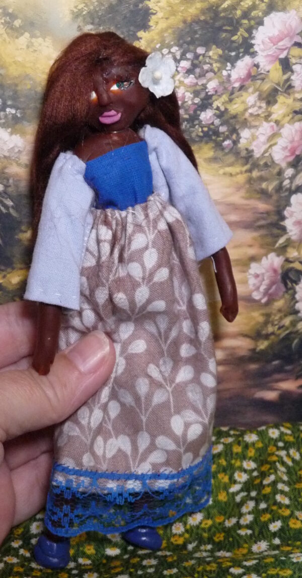 Moesha - Doll with blue and brown dress - Image 4
