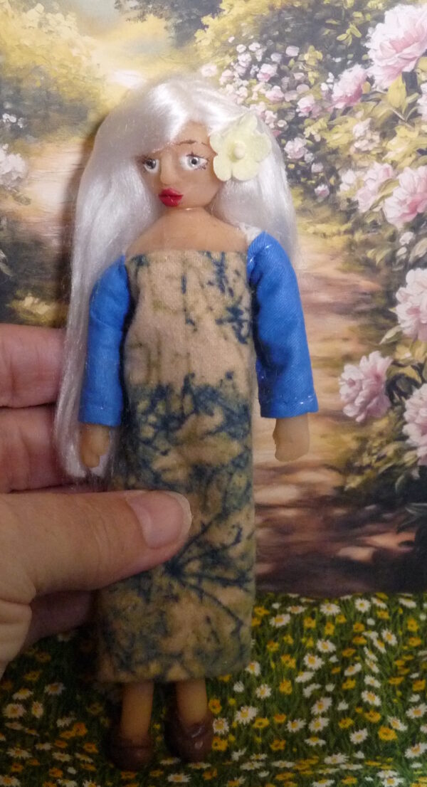 Nora - Doll with white hair and blue-yellow dress - Image 4