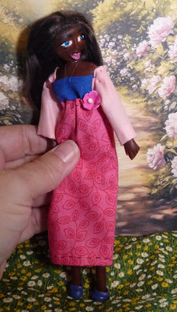 Rihanna - Doll with pink and blue dress - Image 4