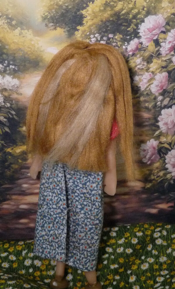 Sue - Doll with blonde hair and yellow rose - Image 3