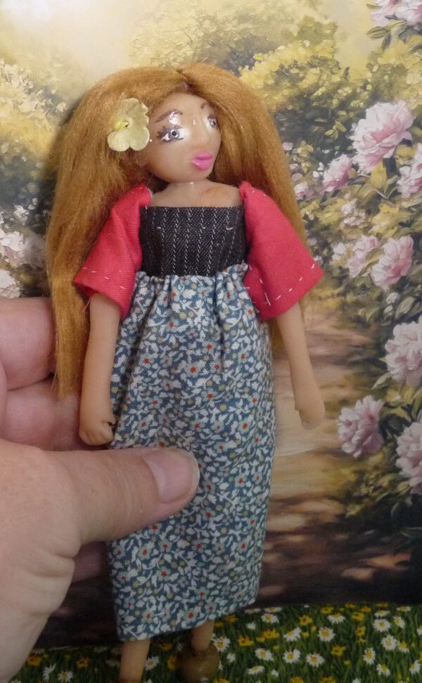 Sue - Doll with blonde hair and yellow rose - Image 4