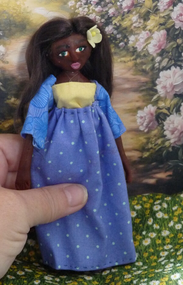 Duni - Doll in purplish blue dress - Image 4