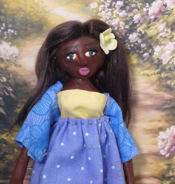 Duni - Doll in purplish blue dress