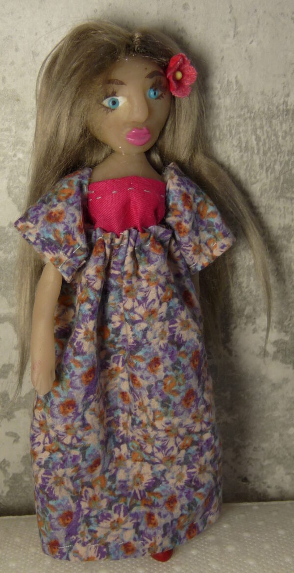 Enya - Doll with purple and red dress - Image 2