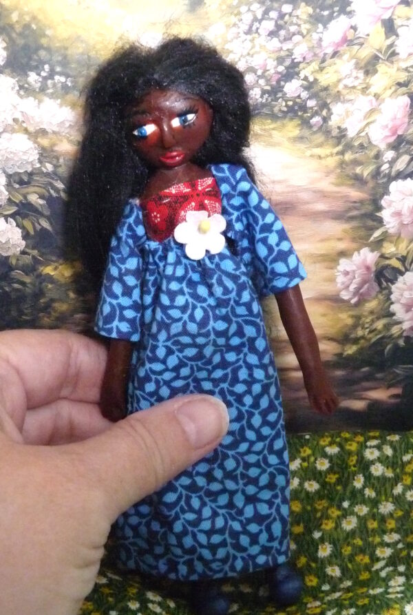 Farai - Doll in blue and red dress - Image 4