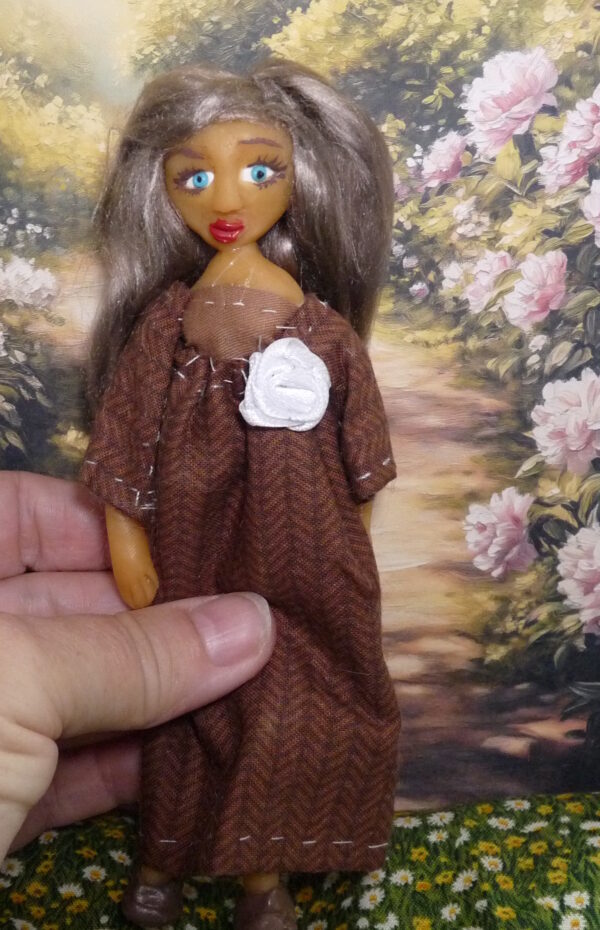 Fleur - Doll with brown dress - Image 4