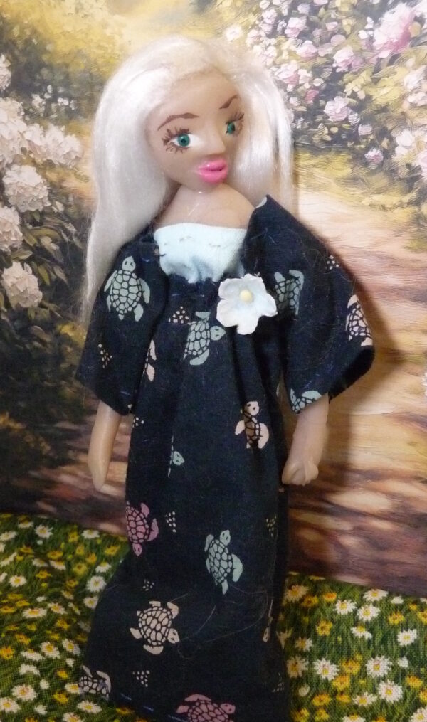 Hanna - Doll in dark blue dress with turtles - Image 2