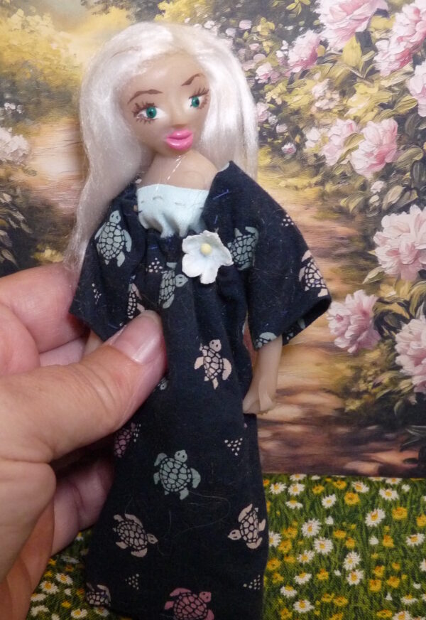 Hanna - Doll in dark blue dress with turtles - Image 4