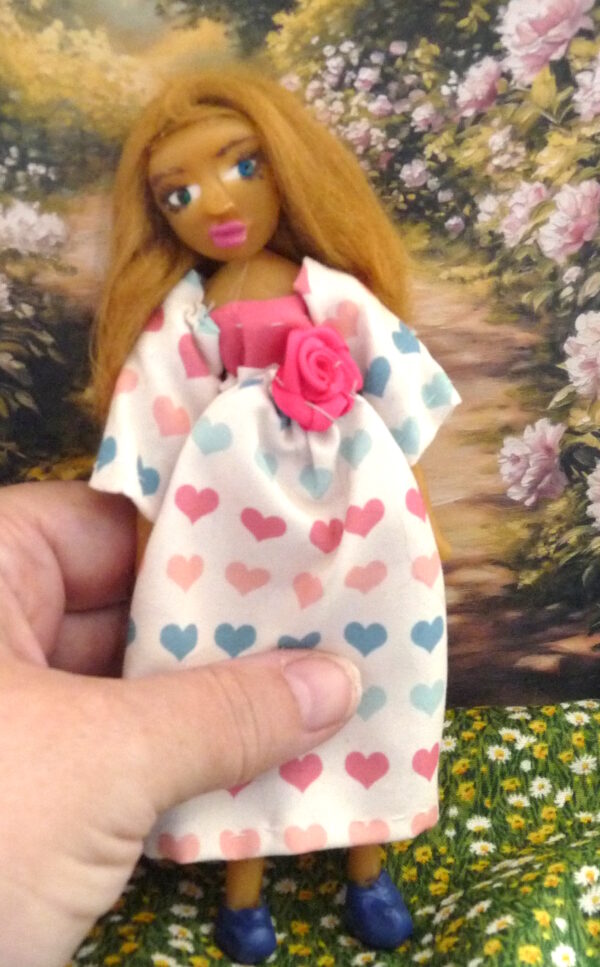 Ingrid - Doll with hearts on dress - Image 4