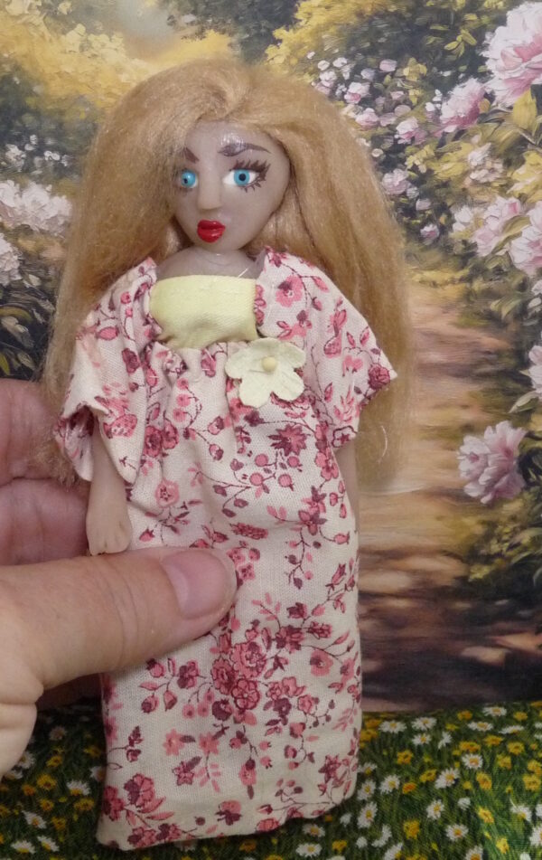 Isabella - Doll in pink and yellow dress - Image 4