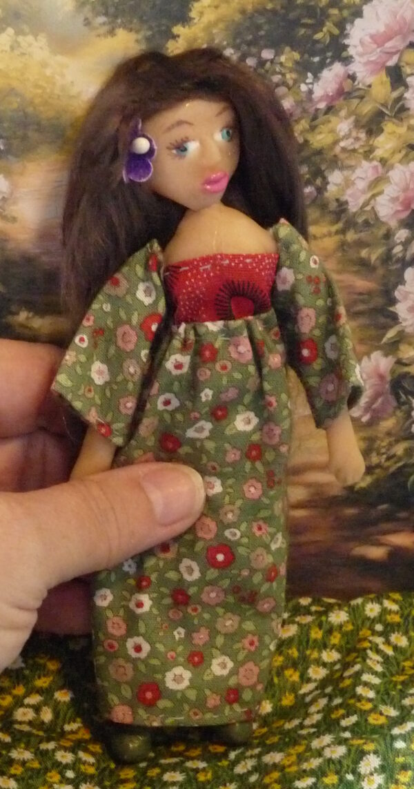 Jada - Doll in red and green dress - Image 4