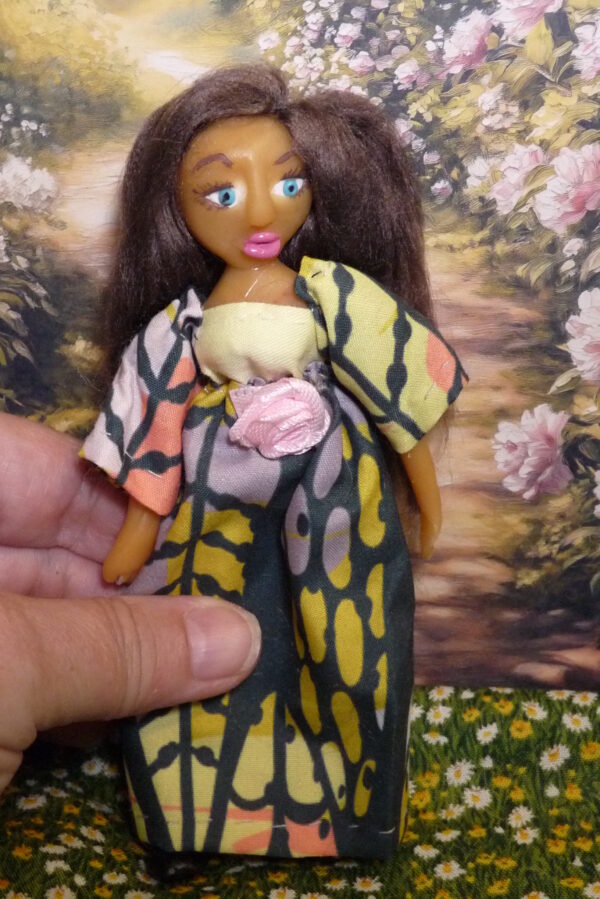 Laura - Doll in yellow and black dress - Image 4