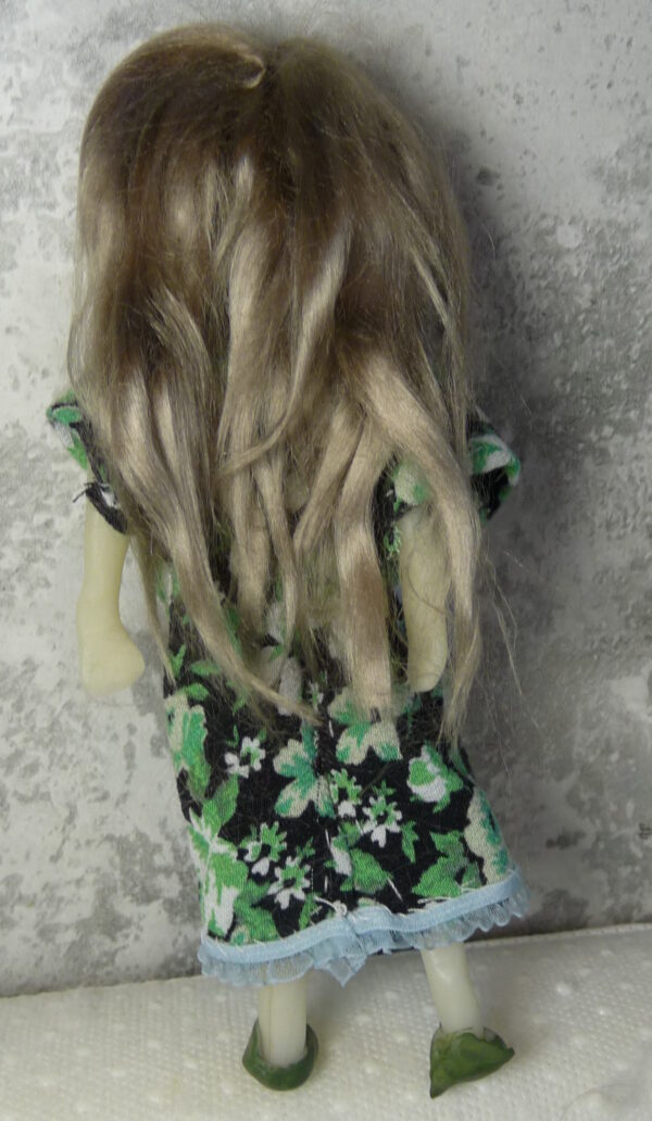 Lennon - Doll with green and black dress - Image 3