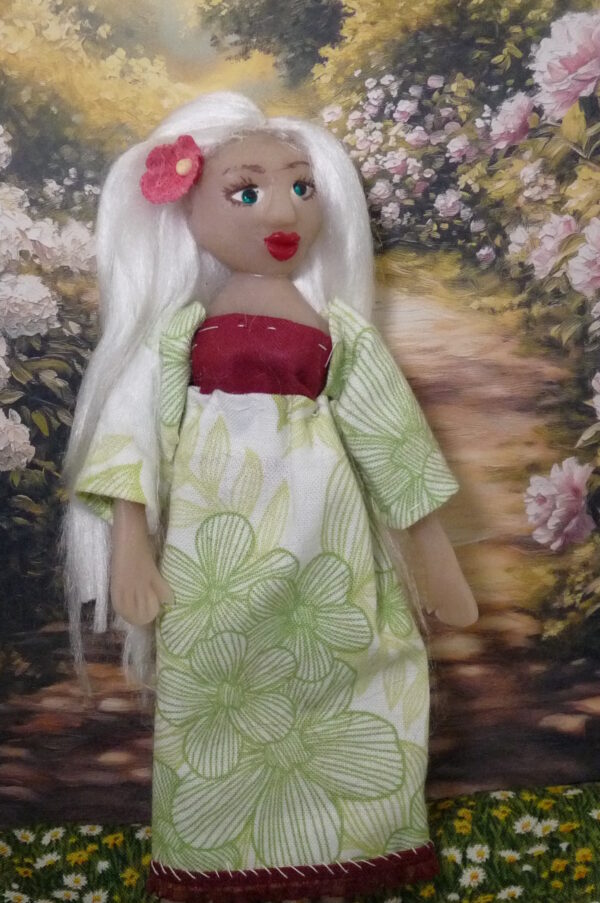 Lily - Doll with white hair and green dress - Image 3