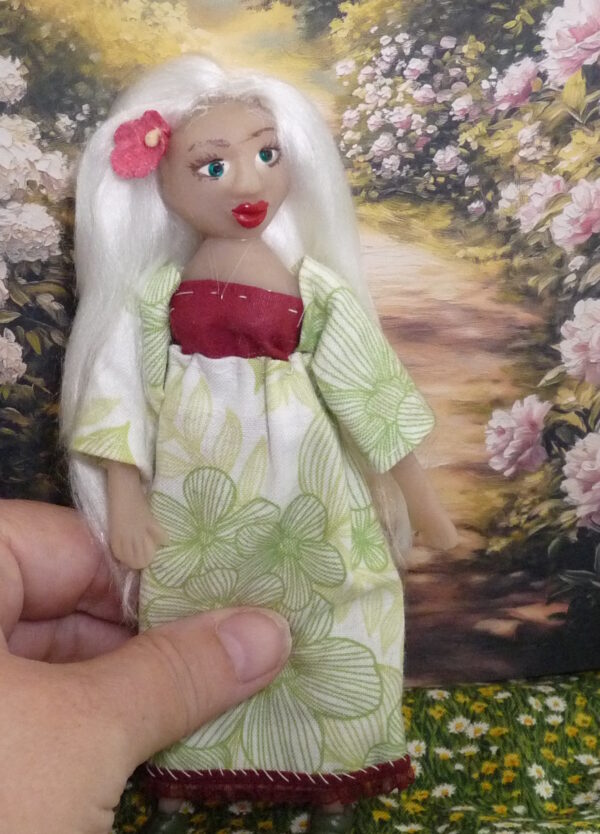 Lily - Doll with white hair and green dress - Image 4