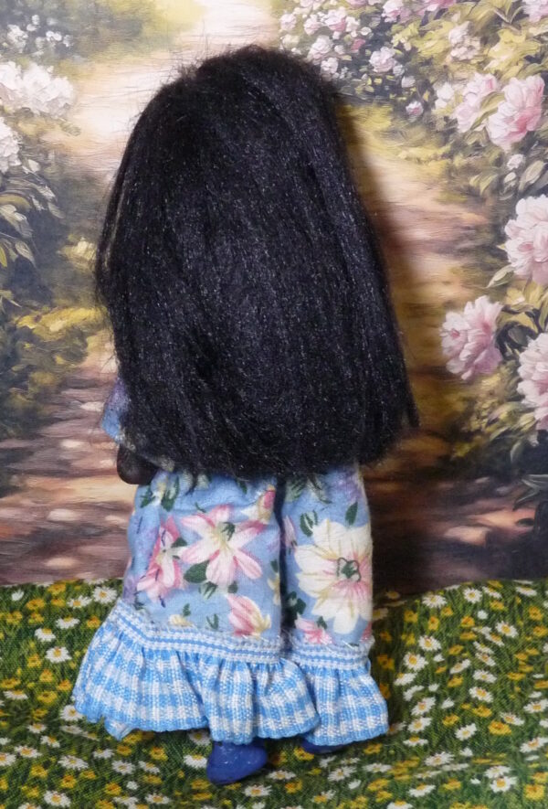 Oriana - Doll in blue and pink dress - Image 3