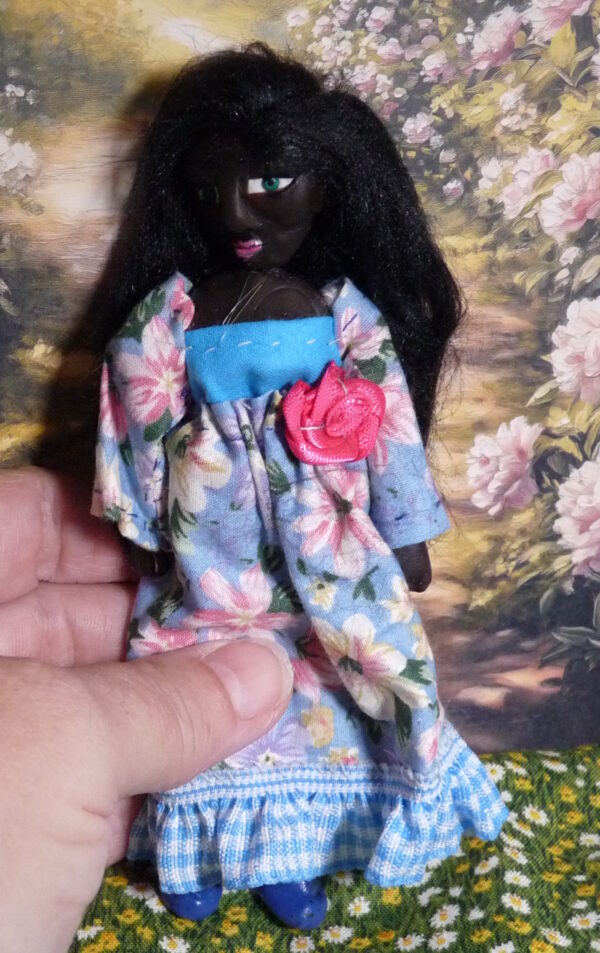 Oriana - Doll in blue and pink dress - Image 4
