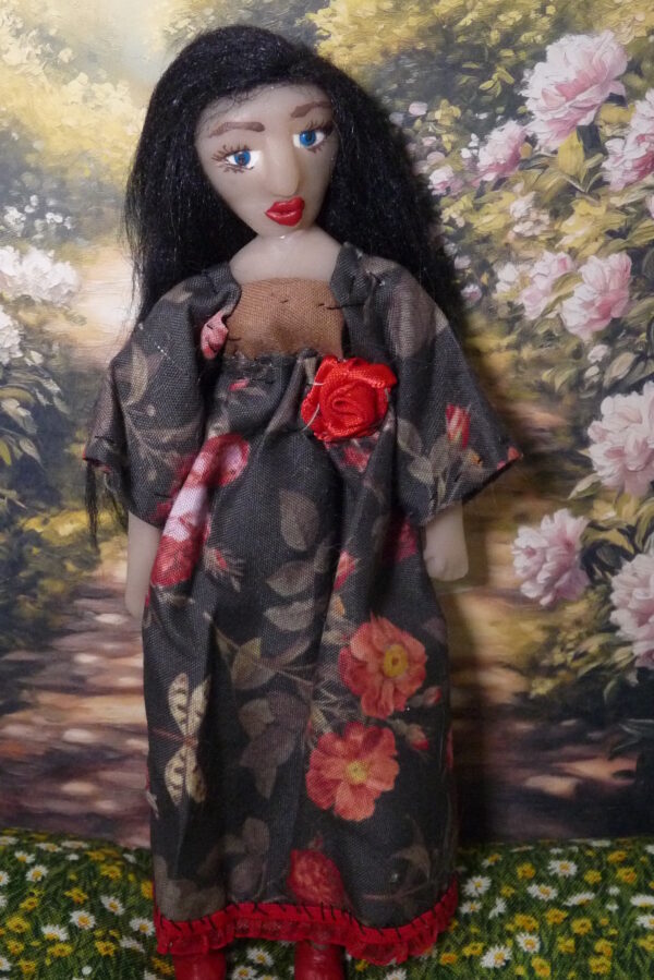 Saskia - Doll with roses on dress - Image 2
