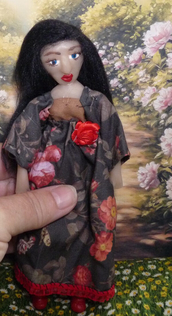 Saskia - Doll with roses on dress - Image 4