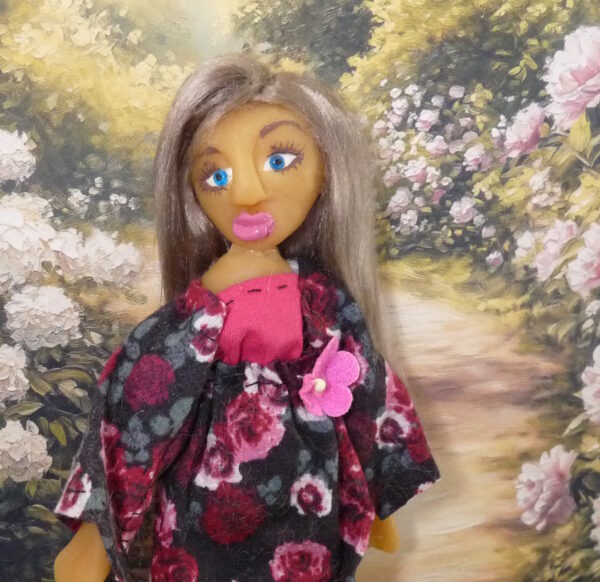Zoe - Doll in flowery dress