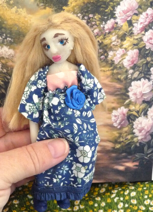 Elvira - Doll with blue and white dress - Image 4