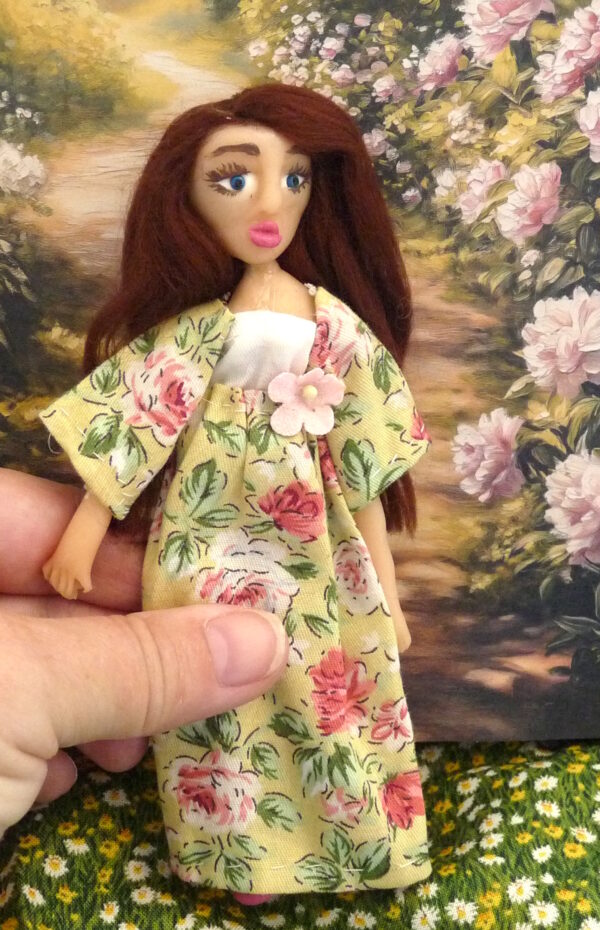 Rut - Doll with green and pink dress - Image 4