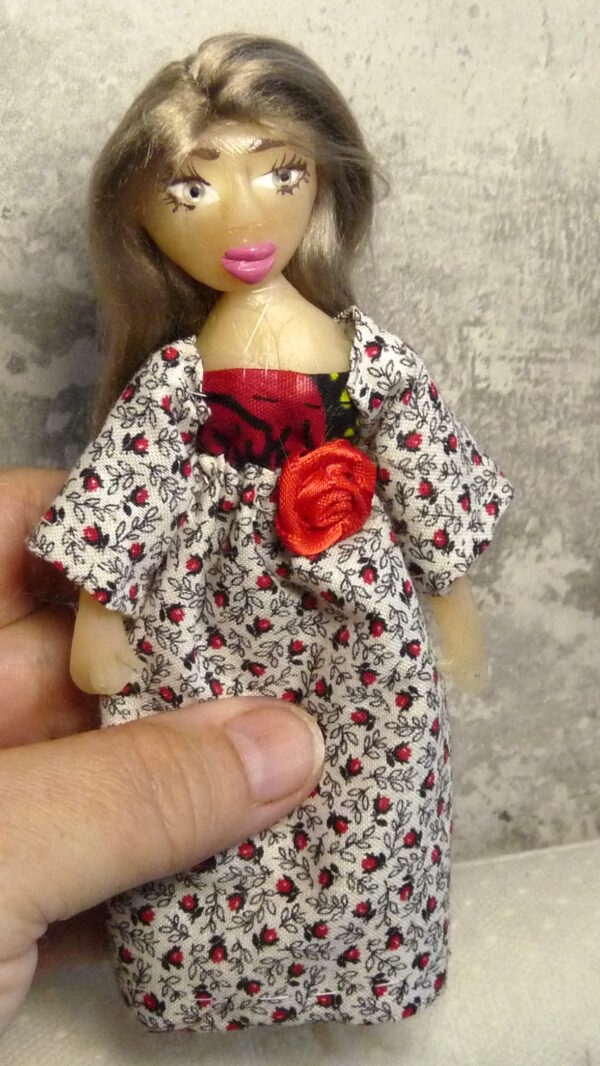 Tora - Doll with white and red dress - Image 2