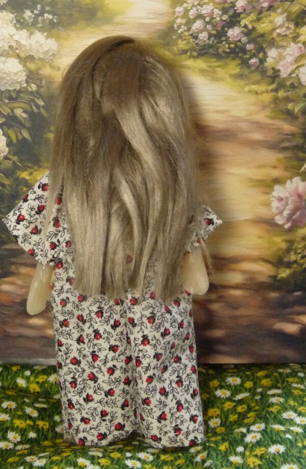 Tora - Doll with white and red dress - Image 3
