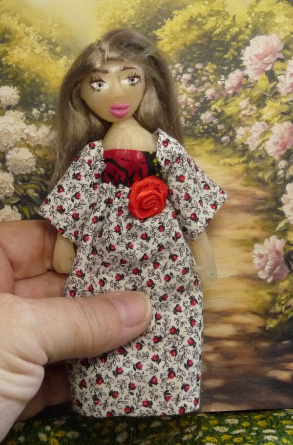 Tora - Doll with white and red dress - Image 4