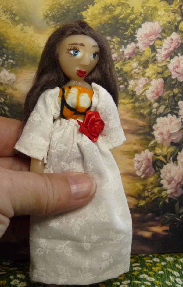Yvonne - Doll in white dress - Image 4
